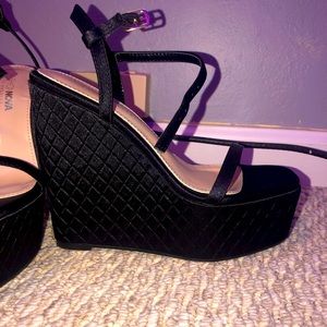 Black wedges